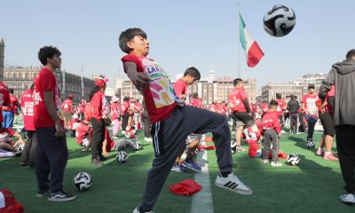 Miles de jóvenes participaron este domingo en una prueba de dominio de balón para imponer un nuevo Récord Guinnes en la explanada del Zócalo en Ciudad de México. EFE/Mario Guzmán
