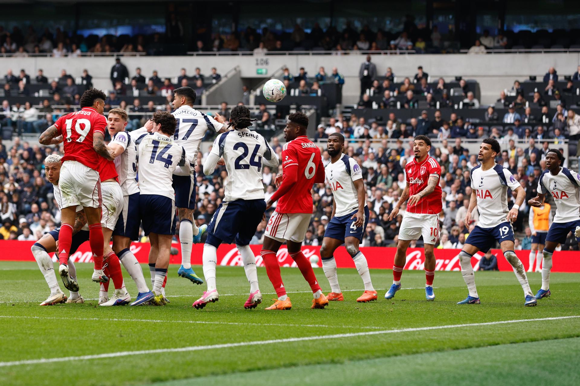 El delantero brasileño Igor Jesus of Nottingham Forest (I) logra el 0-1 durante el partido de la Premier League que han jugado Tottenham Hotspur y Nottingham Forest, en Londres, Reino Unido. EFE/EPA/DAVID CLIFF