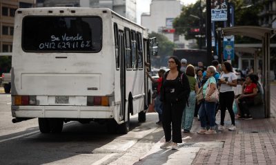 Personas esperan en una parada de autobús este 16 de marzo de 2026, durante un paro de transporte en Caracas (Venezuela). EFE/ Ronald Peña R