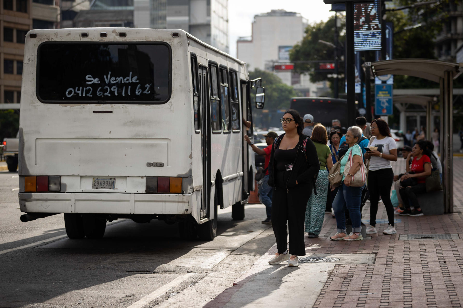 Personas esperan en una parada de autobús este 16 de marzo de 2026, durante un paro de transporte en Caracas (Venezuela). EFE/ Ronald Peña R