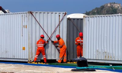 Trabajadores descargan los contenedores de un barco cargado de ayuda humanitaria, en el puerto de Mariel, en La Habana (Cuba). Imagen de archivo. EFE/ Ernesto Mastrascusa