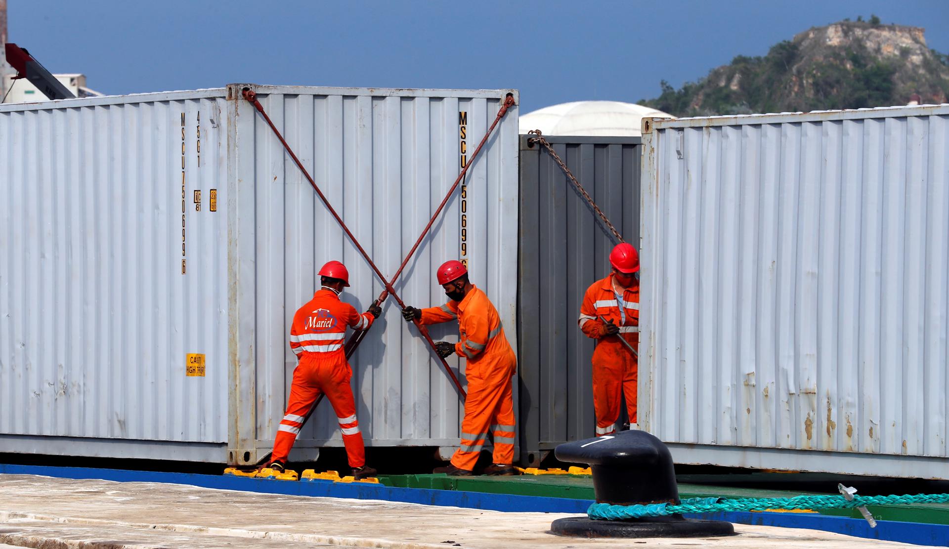 Trabajadores descargan los contenedores de un barco cargado de ayuda humanitaria, en el puerto de Mariel, en La Habana (Cuba). Imagen de archivo. EFE/ Ernesto Mastrascusa