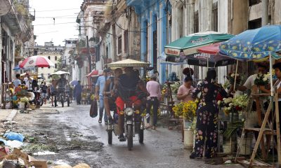 Bicitaxis transitan por una calle este martes, durante un apagón en La Habana (Cuba). EFE/ Ernesto Mastrascusa