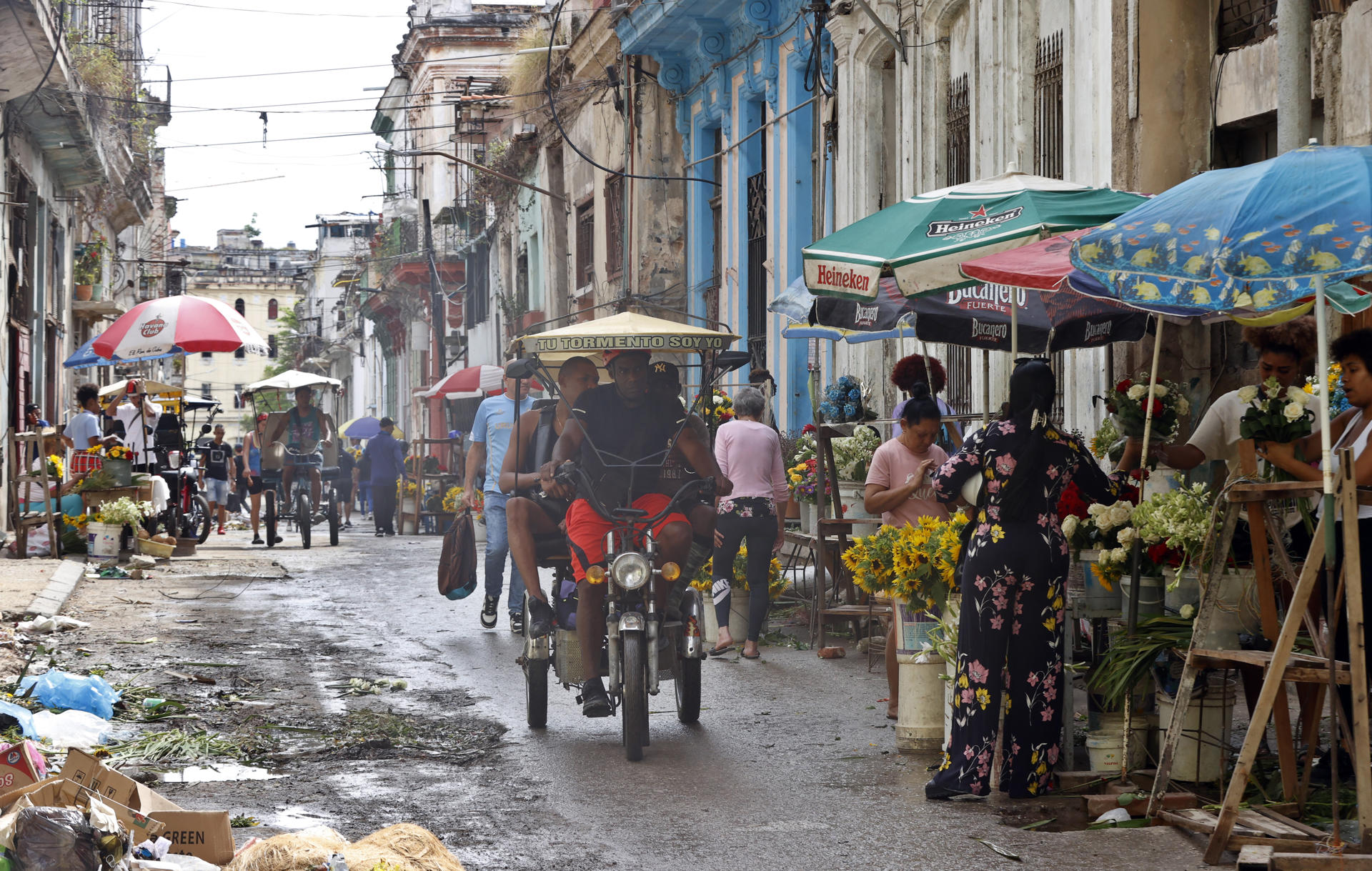 Bicitaxis transitan por una calle este martes, durante un apagón en La Habana (Cuba). EFE/ Ernesto Mastrascusa