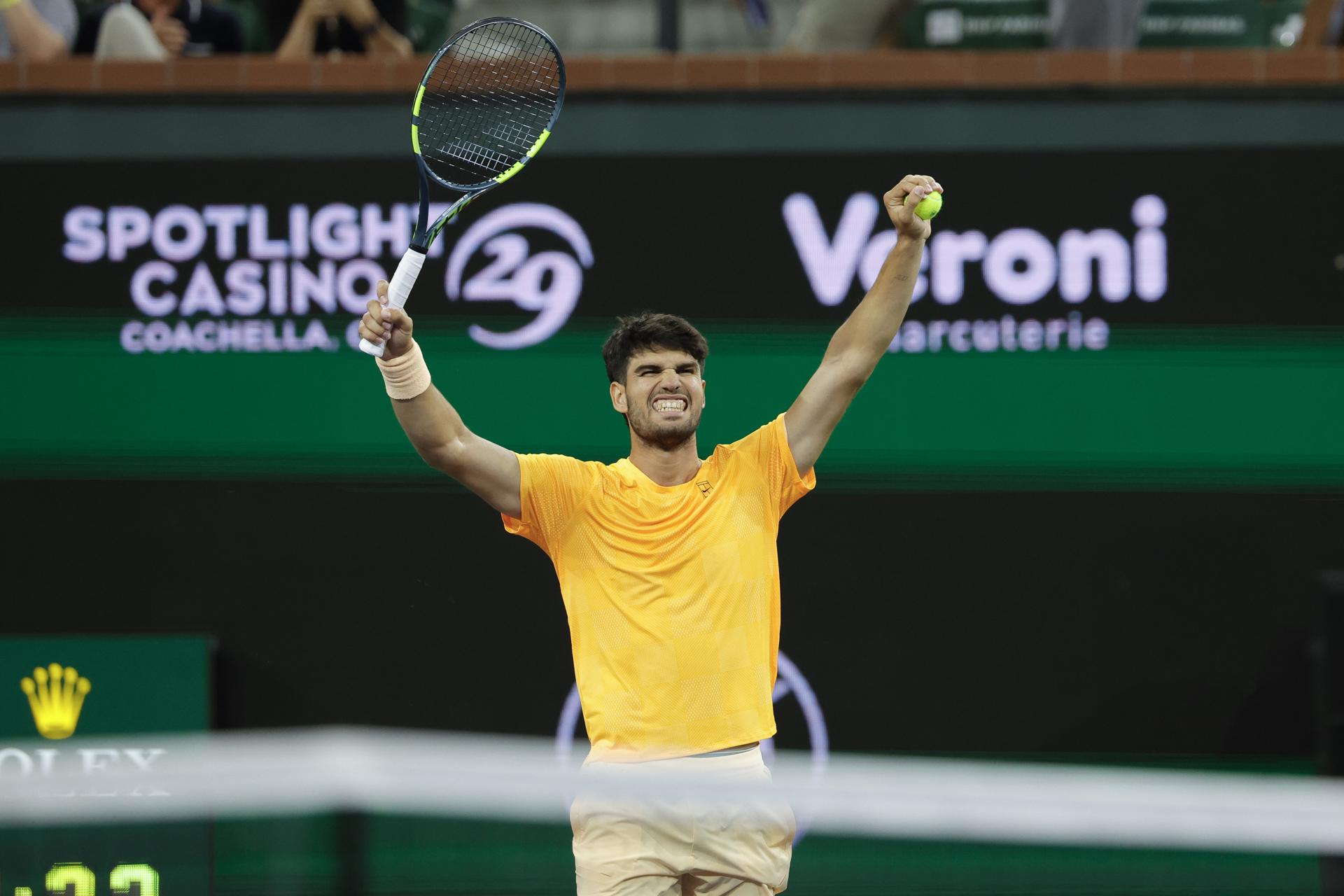 Carlos Alcaraz superó al británico Cameron Norrie y se clasificó para su quinta semifinal consecutiva en el Masters 1.000 de Indian Wells (Estados Unidos). EFE/EPA/JOHN G. MABANGLO