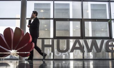 Fotografía de archivo que muestra a un hombre junto al logotipo de Huawei en la feria CeBIT en Hanover (Alemania). . EFE/Ole Spata