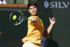 Carlos Alcaraz, en acción ante Casper Rudd en Indian Wells. EFE/EPA/JOHN G. MABANGLO
