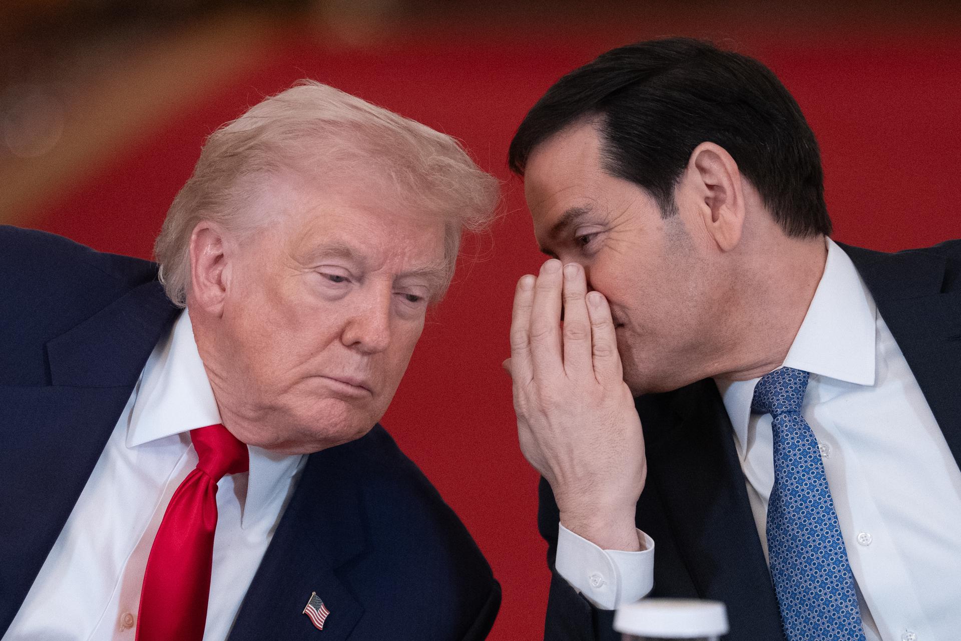 Imagen de archivo del presidente de Estados Unidos, Donald Trump (izquierda), escucha al secretario de Estado, Marco Rubio (derecha), durante una mesa redonda sobre la "Salvación del Deporte Universitario" en el Salón Este de la Casa Blanca en Washington, D.C., EE. UU., el 6 de marzo de 2026. EFE/EPA/AARON SCHWARTZ / POOL
