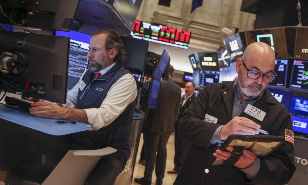 Fotografía de archivo de trabajadores en la Bolsa de Nueva York (EE.UU.). EFE/EPA/SARAH YENESEL