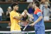 Carlos Alcaraz se saluda con el británico Cameron Norrie tras vencerlo y clasificarse a su quinta semifinal consecutiva en el Masters 1.000 de Indian Wells (Estados Unidos). EFE/EPA/JOHN G. MABANGLO
