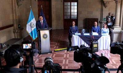 El ministro de Gobernación (Interior) de Guatemala, Marco Antonio Villeda (i), habla durante una rueda de prensa este jueves, en Ciudad de Guatemala (Guatemala). EFE/ Mariano Macz