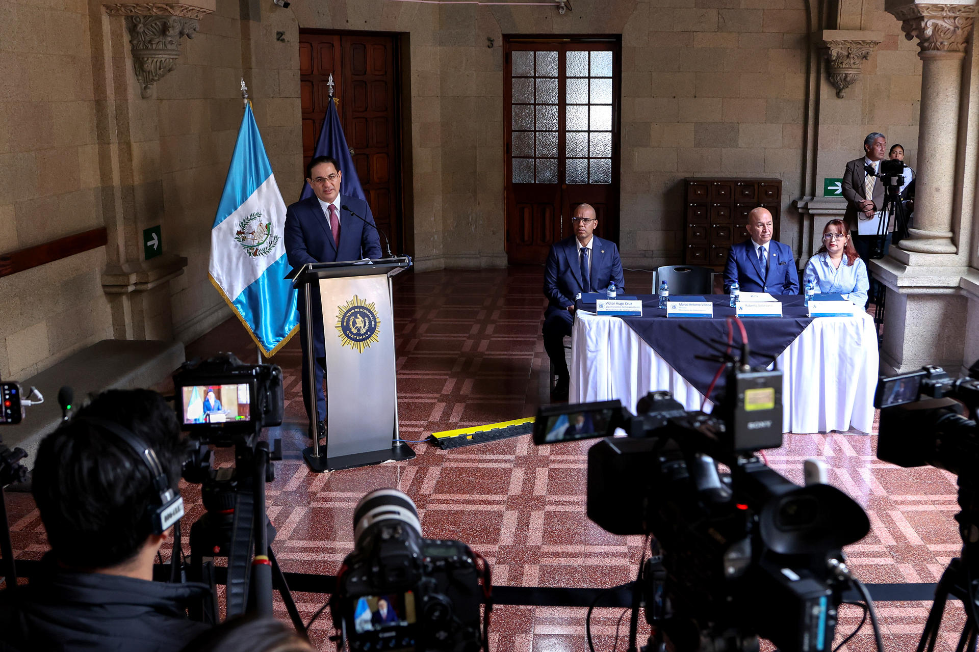El ministro de Gobernación (Interior) de Guatemala, Marco Antonio Villeda (i), habla durante una rueda de prensa este jueves, en Ciudad de Guatemala (Guatemala). EFE/ Mariano Macz