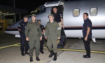 El gendarme Nahuel Gallo (c) llega al Aeropuerto Internacional de Ezeiza en la madrugada de este lunes, tras ser liberado el día anterior en Venezuela. Gallo permanecía detenido en Venezuela desde el 8 de diciembre de 2024. EFE/Ministerio de seguridad Argentina SOLO USO EDITORIAL/SOLO DISPONIBLE PARA ILUSTRAR LA NOTICIA QUE ACOMPAÑA (CRÉDITO OBLIGATORIO)