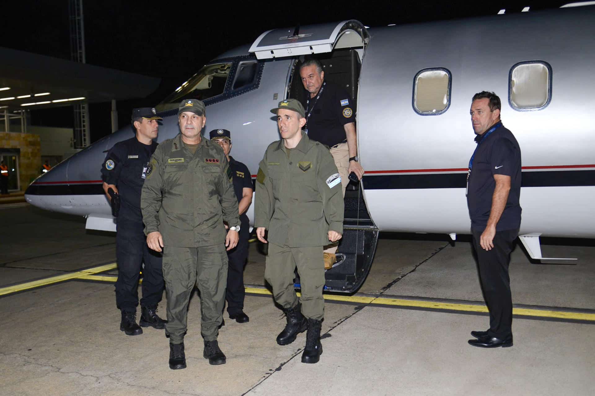 El gendarme Nahuel Gallo (c) llega al Aeropuerto Internacional de Ezeiza en la madrugada de este lunes, tras ser liberado el día anterior en Venezuela. Gallo permanecía detenido en Venezuela desde el 8 de diciembre de 2024. EFE/Ministerio de seguridad Argentina SOLO USO EDITORIAL/SOLO DISPONIBLE PARA ILUSTRAR LA NOTICIA QUE ACOMPAÑA (CRÉDITO OBLIGATORIO)