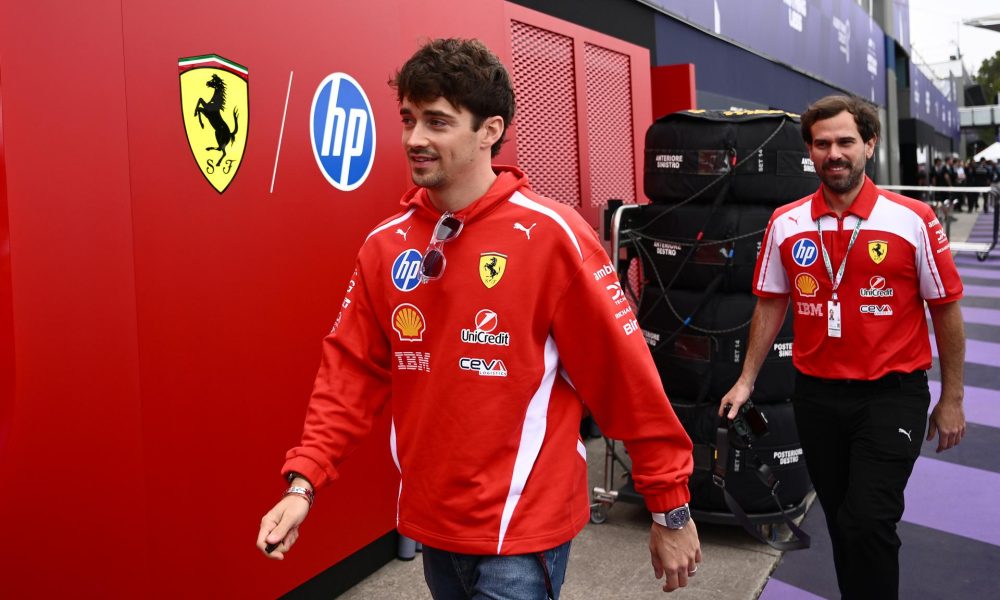 Charles Leclerc (i), piloto de Ferrari, llega a la pista antes de las sesiones de práctica del Gran Premio de Australia de Fórmula Uno en el Circuito Albert Park en Melbourne. EFE/EPA/JOEL CARRETT AUSTRALIA AND NEW ZEALAND OUT EDITORIAL USE ONLY
