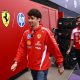 Charles Leclerc (i), piloto de Ferrari, llega a la pista antes de las sesiones de práctica del Gran Premio de Australia de Fórmula Uno en el Circuito Albert Park en Melbourne. EFE/EPA/JOEL CARRETT AUSTRALIA AND NEW ZEALAND OUT EDITORIAL USE ONLY