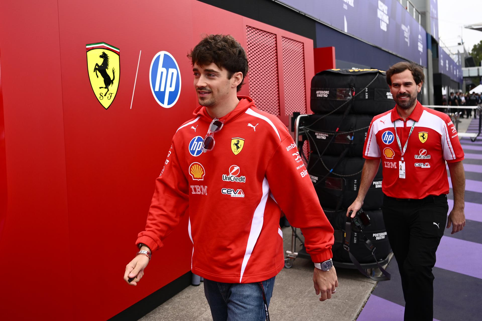 Charles Leclerc (i), piloto de Ferrari, llega a la pista antes de las sesiones de práctica del Gran Premio de Australia de Fórmula Uno en el Circuito Albert Park en Melbourne. EFE/EPA/JOEL CARRETT AUSTRALIA AND NEW ZEALAND OUT EDITORIAL USE ONLY
