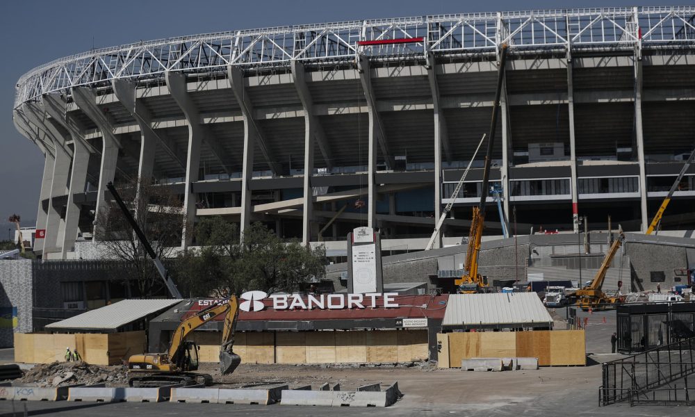 Fotografía que muestra maquinaria de las obras en los alrededores del estadio Banorte este martes, en Ciudad de México (México). EFE/ Isaac Esquivel