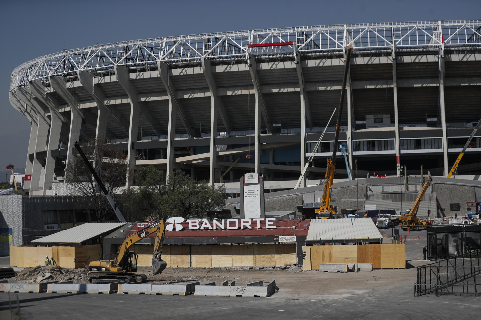Fotografía que muestra maquinaria de las obras en los alrededores del estadio Banorte este martes, en Ciudad de México (México). EFE/ Isaac Esquivel