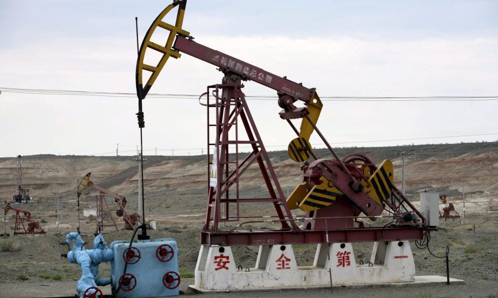 Foto de archivo que muestra una torre de perforación en un campo petrolífero. EFE