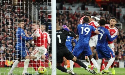El jugadpr del Arsenal Jurrien Timber (3D) logra el 2-1 durante el partido de la Premier League que han jugado Arsenal FC y Chelsea FC en Londres, Reino Unido. EFE/EPA/ANDY RAIN