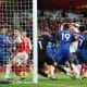 El jugadpr del Arsenal Jurrien Timber (3D) logra el 2-1 durante el partido de la Premier League que han jugado Arsenal FC y Chelsea FC en Londres, Reino Unido. EFE/EPA/ANDY RAIN