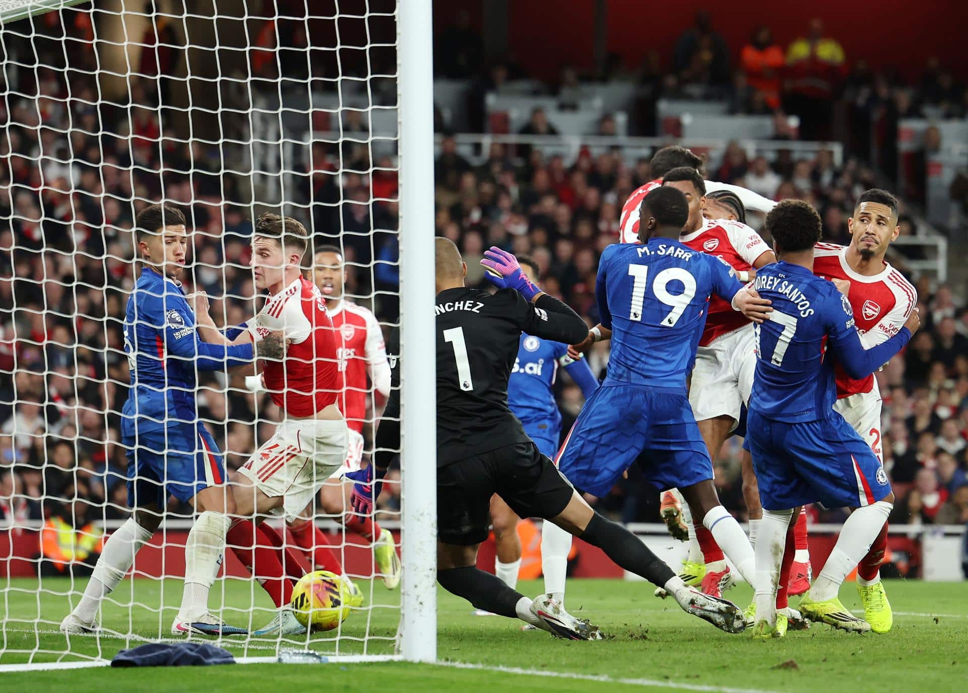 El jugadpr del Arsenal Jurrien Timber (3D) logra el 2-1 durante el partido de la Premier League que han jugado Arsenal FC y Chelsea FC en Londres, Reino Unido. EFE/EPA/ANDY RAIN