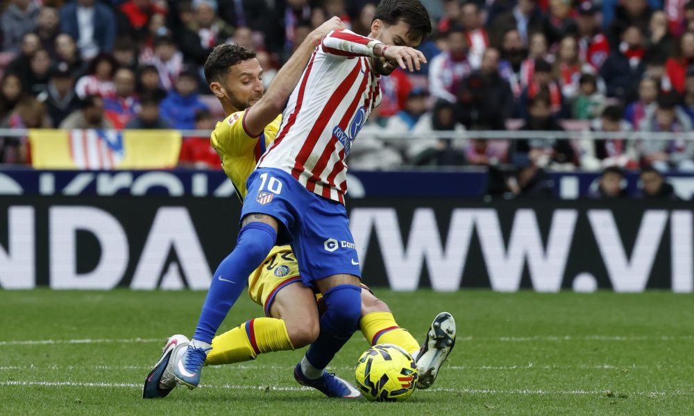 El centrocampista del Atlético de Madrid Álex Baena (d) pelea un balón ante el defensa portugués del Getafe Domingos Duarte durante el partido de LaLiga disputado el sábado. EFE/ J.J.Guillen