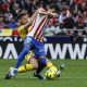 El centrocampista del Atlético de Madrid Álex Baena (d) pelea un balón ante el defensa portugués del Getafe Domingos Duarte durante el partido de LaLiga disputado el sábado. EFE/ J.J.Guillen