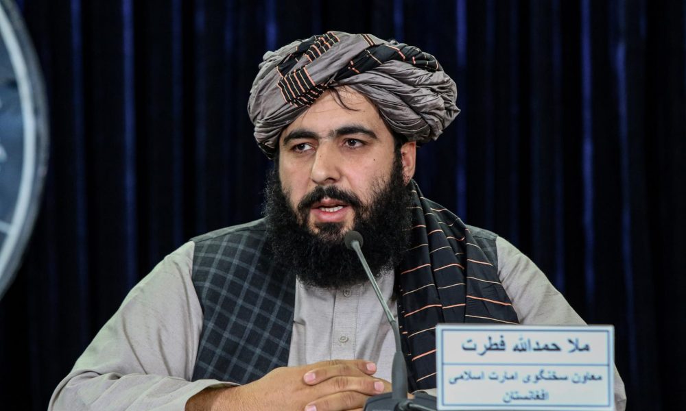 El portavoz adjunto Mullah Hamdullah Fitrat habla durante una conferencia de prensa en Kabul, Afganistán, 03 de marzo de 2026. El portavoz adjunto del Emirato Islámico, Mullah Hamdullah Fitrat, dijo que 110 civiles fueron asesinados y 123 heridos en lo que él describió como ataques del ejército paquistaní en Afganistán. Añadió que unas 8.400 familias han sido desplazadas y que se han reportado pérdidas financieras entre la población en general. (Afganistán) EFE/EPA/SAMIULLAH POPAL