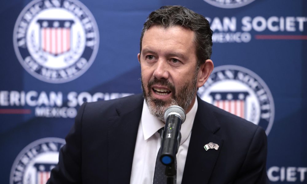 El presidente de American Society de México (AmSoc), Larry Rubin, habla durante una rueda de prensa este lunes, en Ciudad de México (México). EFE/ José Méndez