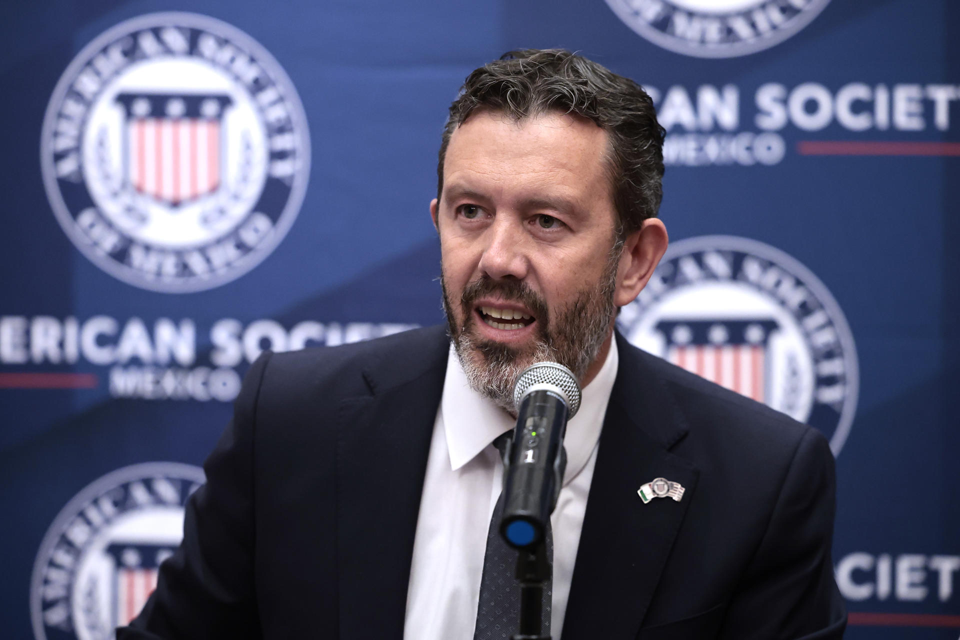 El presidente de American Society de México (AmSoc), Larry Rubin, habla durante una rueda de prensa este lunes, en Ciudad de México (México). EFE/ José Méndez