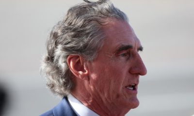 El secretario de Interior de Estados Unidos, Doug Burgum, reacciona en el Aeropuerto Internacional Simón Bolívar este jueves, en Maiquetía (Venezuela). EFE/ Miguel Gutiérrez