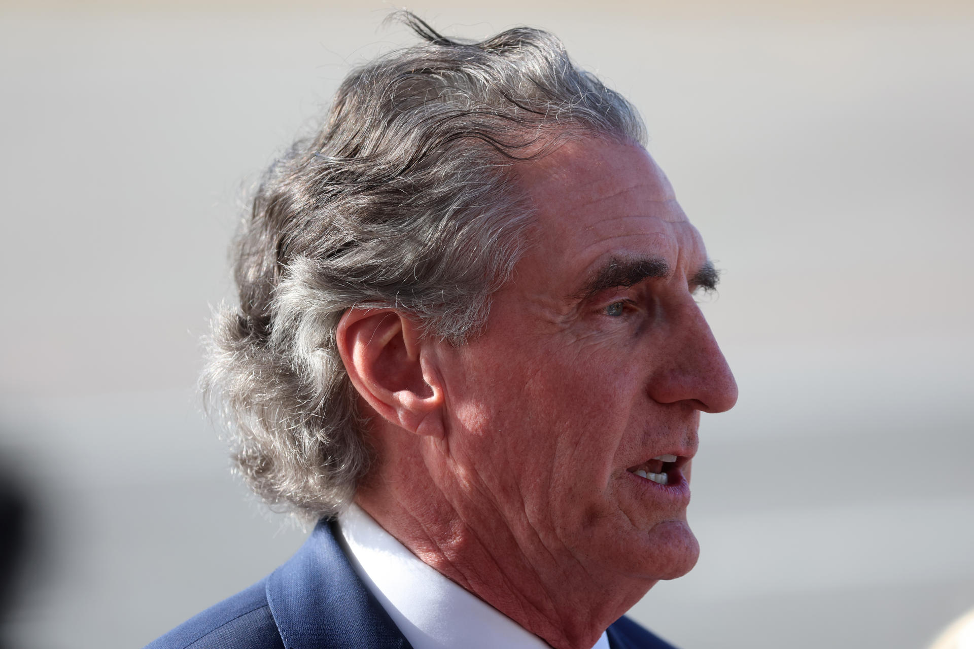 El secretario de Interior de Estados Unidos, Doug Burgum, reacciona en el Aeropuerto Internacional Simón Bolívar este jueves, en Maiquetía (Venezuela). EFE/ Miguel Gutiérrez