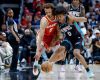 El escolta de los Atlanta Hawks, Dyson Daniels (i), forcejea por la posesión del balón contra el ala-pívot de los Memphis Grizzlies, Jaylen Wells (d), este lunes durante el juego en Atlanta (Georgia). EFE/EPA/ERIK S. LESSER SHUTTERSTOCK OUT
