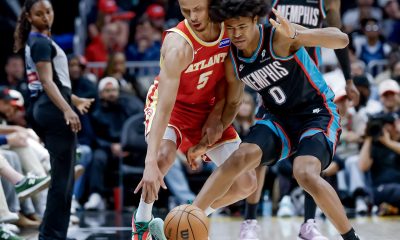 El escolta de los Atlanta Hawks, Dyson Daniels (i), forcejea por la posesión del balón contra el ala-pívot de los Memphis Grizzlies, Jaylen Wells (d), este lunes durante el juego en Atlanta (Georgia). EFE/EPA/ERIK S. LESSER SHUTTERSTOCK OUT