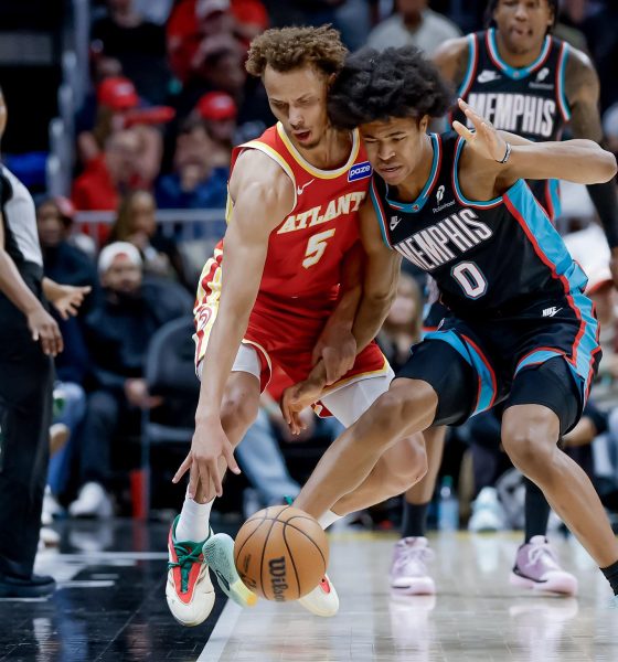 El escolta de los Atlanta Hawks, Dyson Daniels (i), forcejea por la posesión del balón contra el ala-pívot de los Memphis Grizzlies, Jaylen Wells (d), este lunes durante el juego en Atlanta (Georgia). EFE/EPA/ERIK S. LESSER SHUTTERSTOCK OUT