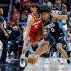 El escolta de los Atlanta Hawks, Dyson Daniels (i), forcejea por la posesión del balón contra el ala-pívot de los Memphis Grizzlies, Jaylen Wells (d), este lunes durante el juego en Atlanta (Georgia). EFE/EPA/ERIK S. LESSER SHUTTERSTOCK OUT