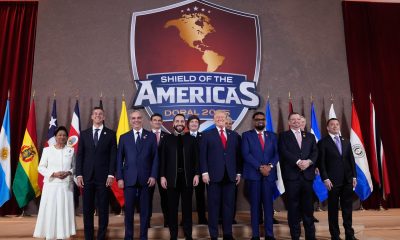 Fotografía difundida en la cuenta en X @DanielNoboaOk del presidente de Ecuador, Daniel Noboa, de Noboa (d) y su homólogo de EE.UU., Donald Trump (4-d), en la foto de familia en la cumbre 'Escudo de las Américas' este sábado, en Miami (Fl, EE.UU.). EFE/ @DanielNoboaOk