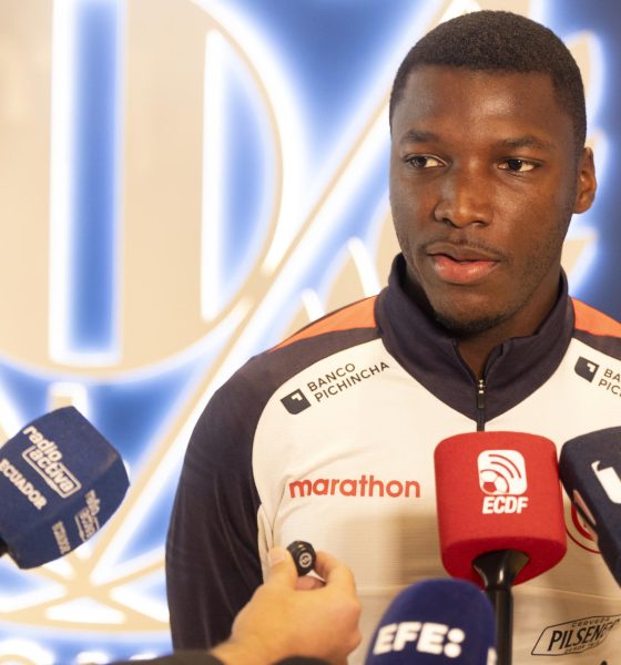 El jugador de la selección de Ecuador Moisés Caicedo, realiza declaraciones a su llegada al entrenamiento en el Estadio Municipal de Butarque en Leganés (Madrid), este martes. El conjunto dirigido por Sebastián Beccacece jugará contra Marruecos, este 27 de marzo, y el día 31 ante Países Bajos. EFE/ Sergio Pérez