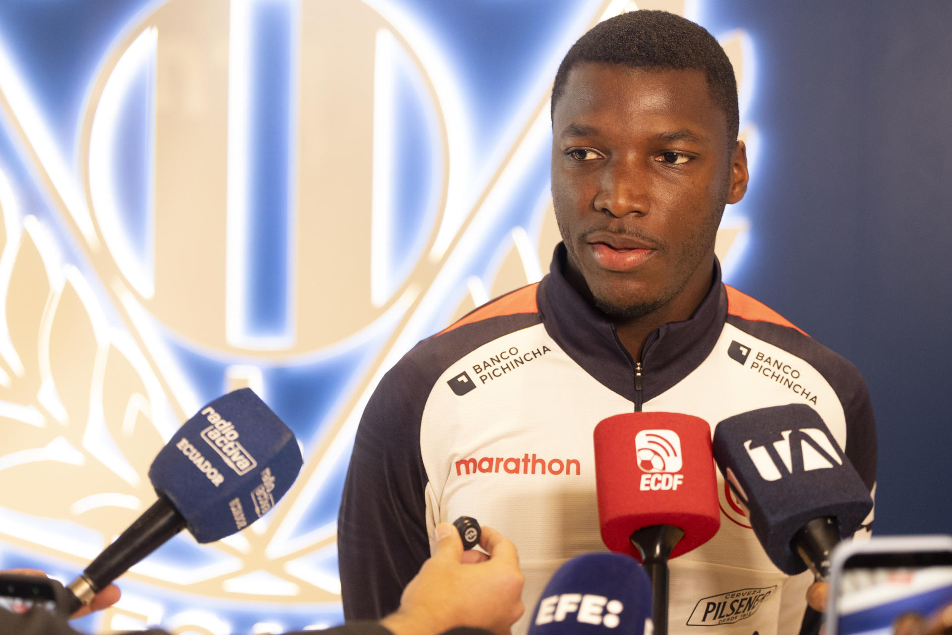 El jugador de la selección de Ecuador Moisés Caicedo, realiza declaraciones a su llegada al entrenamiento en el Estadio Municipal de Butarque en Leganés (Madrid), este martes. El conjunto dirigido por Sebastián Beccacece jugará contra Marruecos, este 27 de marzo, y el día 31 ante Países Bajos. EFE/ Sergio Pérez