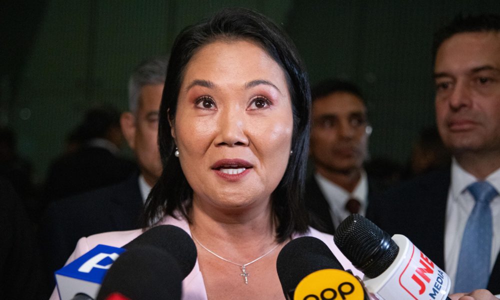 La candidata presidencial por el partido Fuerza Popular, Keiko Fujimori, habla con periodistas a su llegada al Centro de Convenciones este miércoles, en Lima (Perú). EFE/ Renato Pajuelo