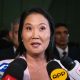 La candidata presidencial por el partido Fuerza Popular, Keiko Fujimori, habla con periodistas a su llegada al Centro de Convenciones este miércoles, en Lima (Perú). EFE/ Renato Pajuelo