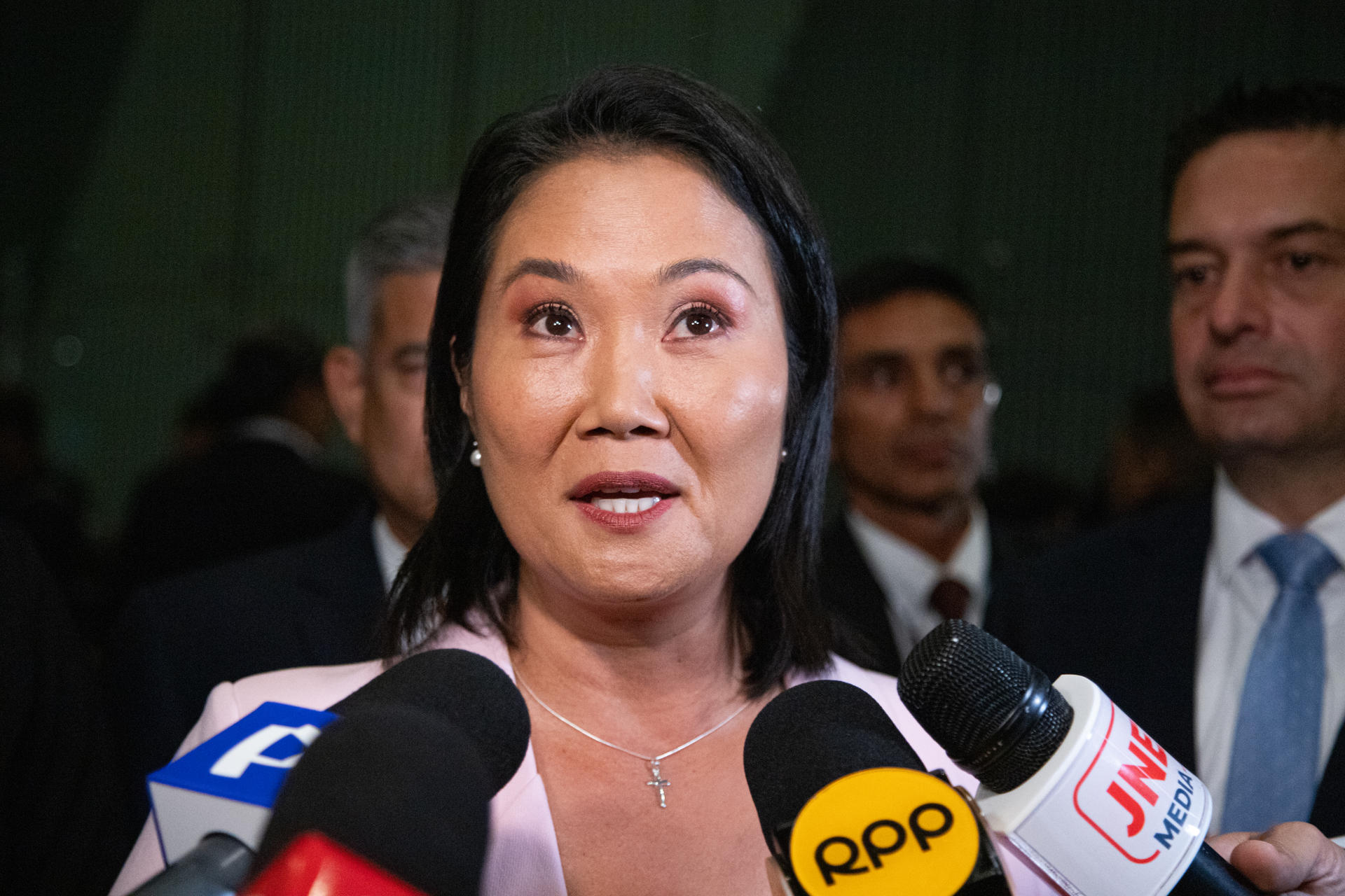 La candidata presidencial por el partido Fuerza Popular, Keiko Fujimori, habla con periodistas a su llegada al Centro de Convenciones este miércoles, en Lima (Perú). EFE/ Renato Pajuelo