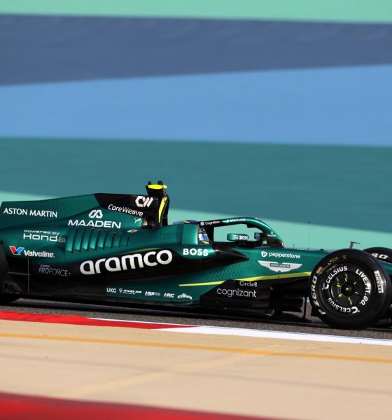 Fotografía de archivo del piloto español de Aston Martin Fernando Alonso en los test de Bahrain. EFE/EPA/ALI HAIDER