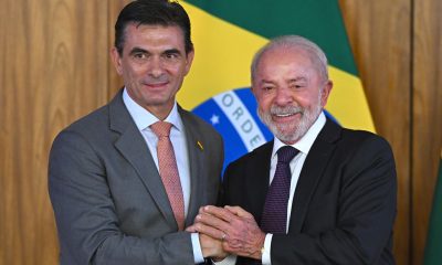 El presidente de Brasil, Luiz Inácio Lula da Silva (d), estrecha la mano de su homólogo de Bolivia, Rodrigo Paz, durante una ceremonia de firma de acuerdos este lunes, en Brasilia (Brasil). EFE/ André Borges