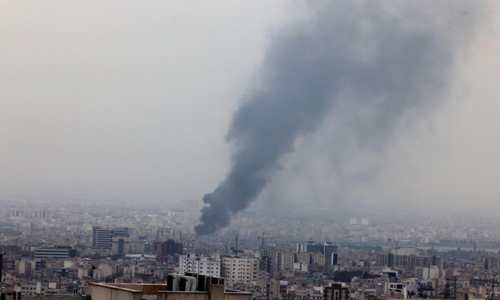 El humo se eleva tras un ataque aéreo en el centro de Teherán (Irán), este martes. EFE/ Abedin Taherkenareh