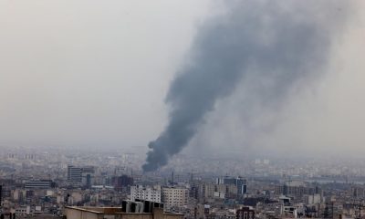 El humo se eleva tras un ataque aéreo en el centro de Teherán (Irán), este martes. EFE/ Abedin Taherkenareh