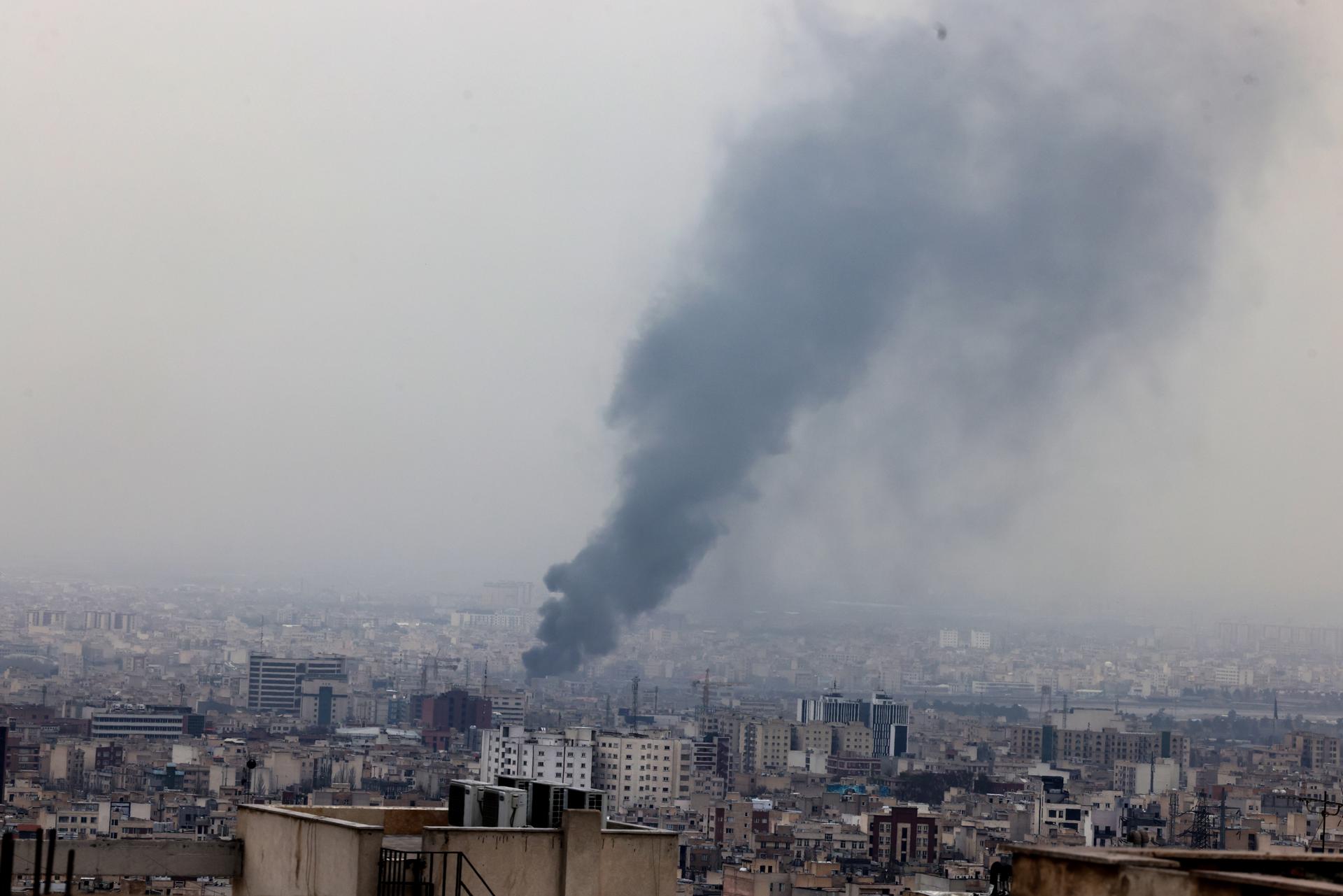 El humo se eleva tras un ataque aéreo en el centro de Teherán (Irán), este martes. EFE/ Abedin Taherkenareh