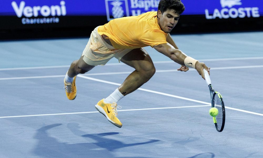 El español Carlos Alcaraz en acción contra el brasileño João Fonseca durante su partido de segunda ronda de individuales masculinos en el torneo de tenis Miami Open 2026 en el Hard Rock Stadium de Miami, Florida (EE.UU.). EFE/CRISTOBAL HERRERA-ULASHKEVICH